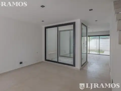 Casa en Alquiler con 1 cochera