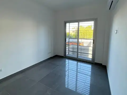 ALQUILER PISO 3 AMBIENTES CON COCHERA Y TERRAZA CON PARRILLA.