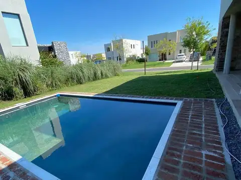 Casa 4 ambientes con 3 baños