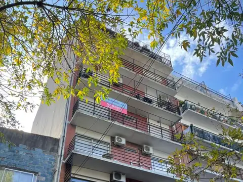 Luminoso departamento 4 ambientes con balcón al frente