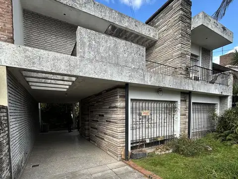 Excelente casa Racionalista Colombo Iannuzzi  en Martínez – Arquitectura Única para Remodelar