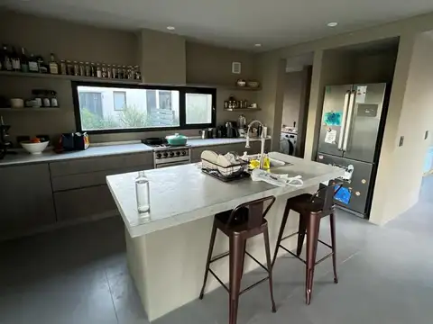 Casa 5 ambientes con 3 baños