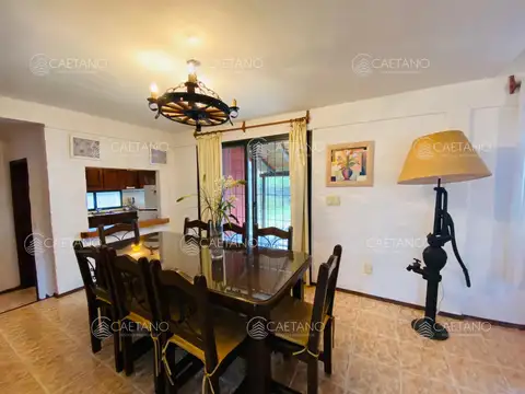 Casa 5 ambientes con 4 baños