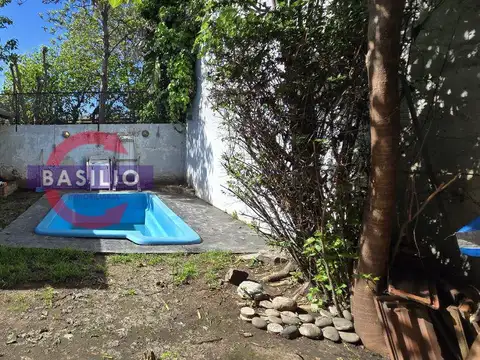 VENTA CASA 4 AMBIENTES CON COCHERA, JARDÍN, PARRILLA Y PISCINA EN VILLA ADELINA