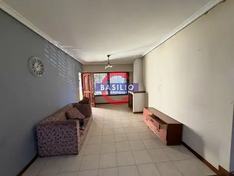 VENTA CASA 4 AMBIENTES CON COCHERA, JARDÍN, PARRILLA Y PISCINA EN VILLA ADELINA