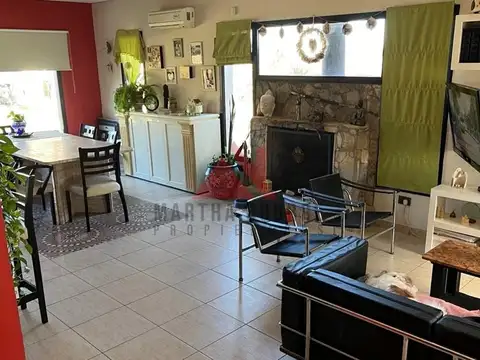 Casa 4 ambientes con 2 baños