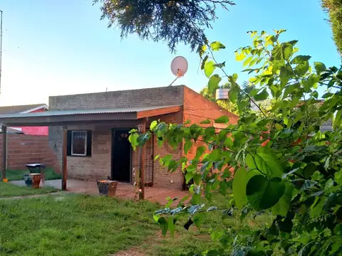 VENTA-CASA + 2 LOCALES (excelente rentabilidad en Parada Robles EX.de la Cruz
