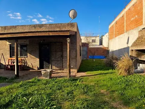 VENTA CASA Y LOCALES EN PARADA ROBLES | Lote 450 m² con Casa 4 AMB + 2 Locales Comerciales con Re
