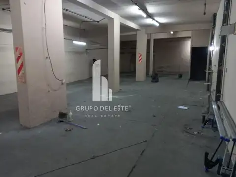 Joaquin V Gonzalez  al 700