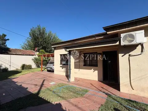 HERMOSO CHALET  CON PARQUE Y PILETA