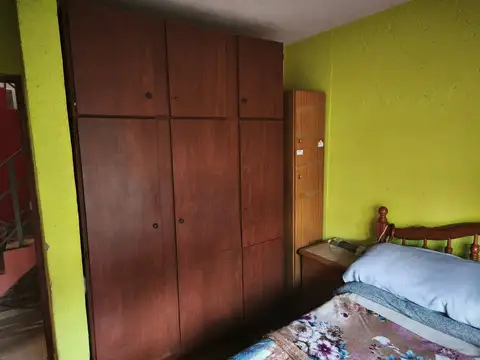 Casa 8 ambientes con 2 baños