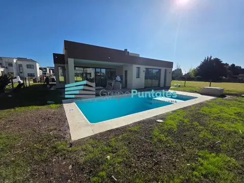 Casa 4 ambientes con 2 baños