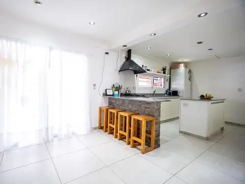 CASA EN VENTA DE TRES DORMITORIOS CON PARQUE, COCHERA Y PILETA EN LA PLATA