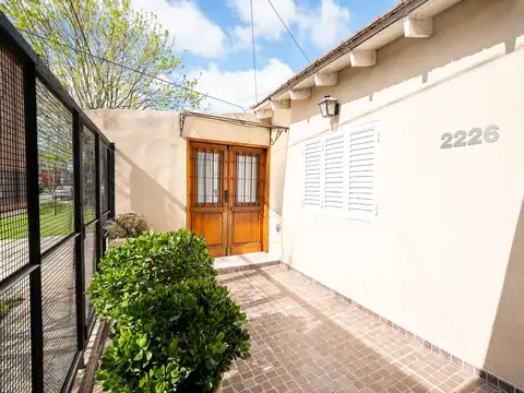 CASA EN VENTA DE TRES DORMITORIOS CON PARQUE, COCHERA Y PILETA EN LA PLATA
