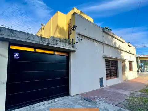 VENTA CASA 4 AMB - COCHERA - QUINCHO Y PARRILLA - CASEROS CENTRO - TRES DE FEBRERO