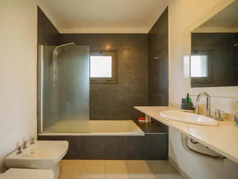 Casa en venta de 4 amb. en Larena C.C., Pilar, Gba Norte