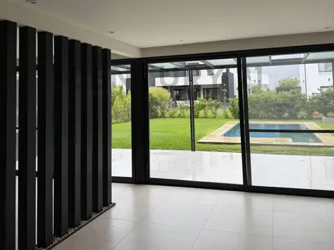 Casa en Venta con 3 cocheras