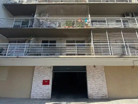 EXCELENTE COCHERA CUBIERTA FIJA A NIVEL - BAJOS GASTOS 