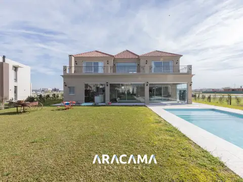 Casa 5 ambientes con 4 baños