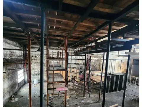 VENTA - GALPÓN DE DOS PLANTAS - UBICACION ESTRATEGICA