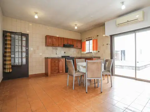 Casa 4 ambientes con 2 baños