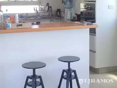 Casa 6 ambientes con 2 baños