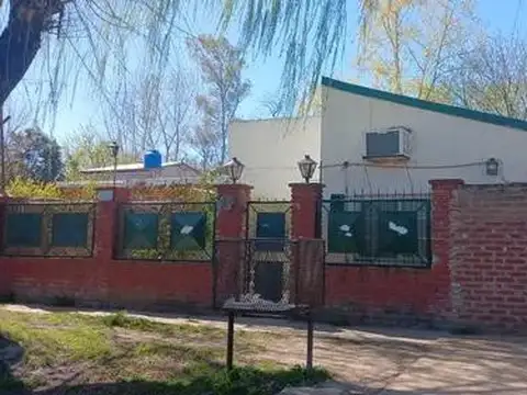 Casa en venta - 4 Dormitorios 3 Baños - 545Mts2 - Merlo