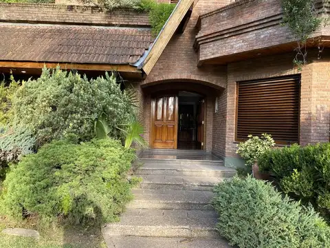 Casa 10 ambientes con 5 baños