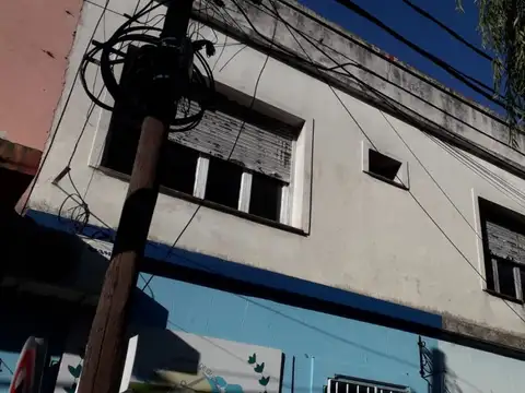 VENTA DE LOCAL,  C/DEPARTAMENTO , PATIO. CASEROS CENTRO