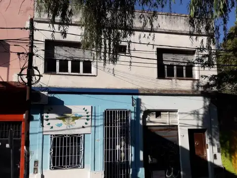 VENTA DE LOCAL,  C/DEPARTAMENTO , PATIO. CASEROS CENTRO