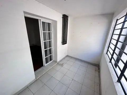 Departamento en Alquiler en Bernal, $ 700.000