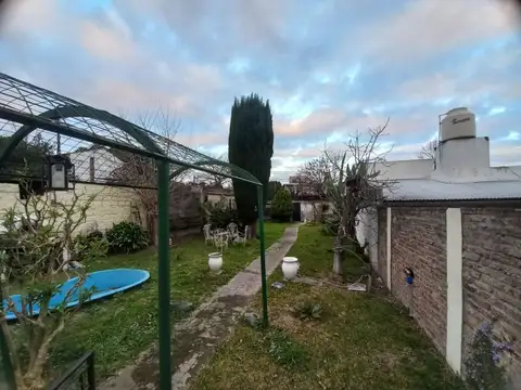 Casa en Venta en Morón - 2 Amb. con Terreno de 300m² y Entrada de Auto
