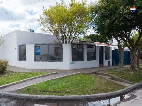 Venta casa con jardin cochera 3 ambientes Bernal.