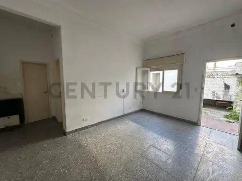 Amplio ph dos ambientes con dos patios a reciclar planta baja