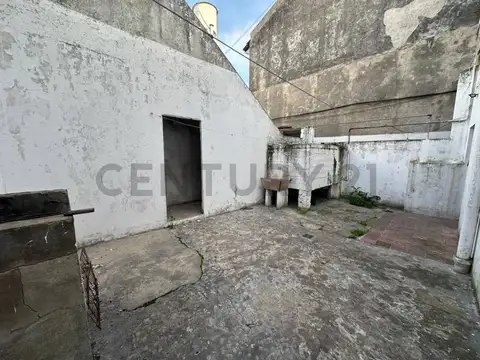 Amplio ph dos ambientes con dos patios a reciclar planta baja