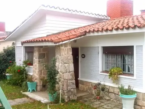VENDO CASA 2 Dorm- Cdad. de La Falda Calle Mitre 46, Bo. Santa Rosa