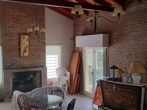 Los Nardos al 200. Barrio Real Casa quinta con pileta
