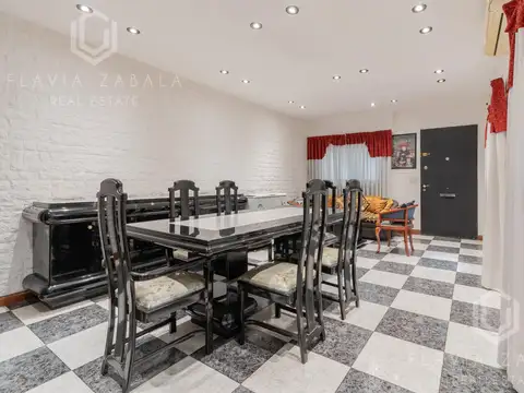 Venta casa de tres plantas en lote propio con garage y quincho en Parque Chacabuco