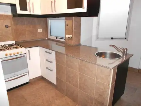 Alquilo: Once: 3 amb. Contrafrente. Balcón. Cocina, baño completo y toilette. Todo Luz.-