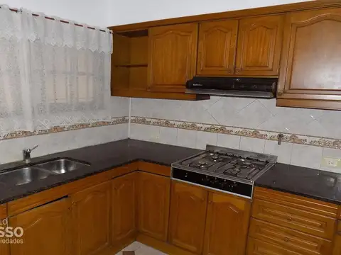EXCELENTE CASA 4 AMBIENTES c/ QUINCHO – W. MORRIS
