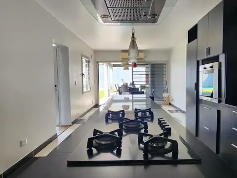 VENTA  EXCELENTE CASA 5 AMBIENTES C/PILETA - APTA CRÉDITO