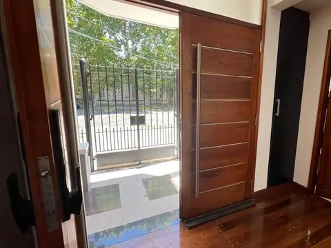 CASA EN VENTA-BANFIELD-5 AMBIENTES-AMPLIA COCHERA