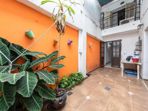EN VENTA - CASA TRES DORMITORIOS, AL FRENTE - CENTRO, ROSARIO.