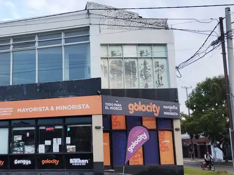 Alquiler amplio  local  en  Av. Gral Paz 6200