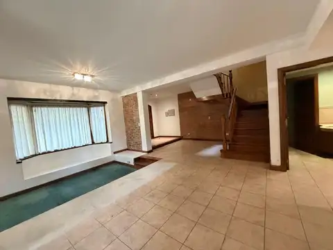 Casa en Alquiler con 3 cocheras