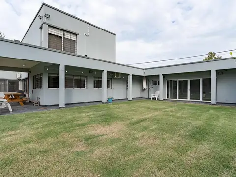 VENTA - Casa 5 Dormitorios piscina, jardín y galería - Funes.