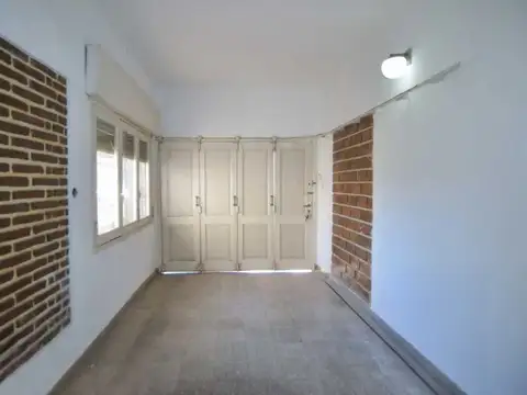 Venta Casa 3 dormitorios y cochera . Apto crédito hipotecario.