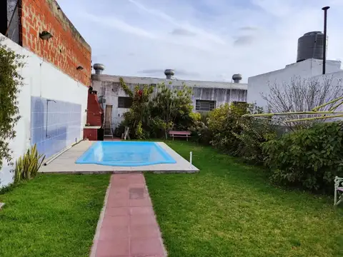 VENTA CASA 4 AMB CON COCHERA, PARRILLA Y PILETA