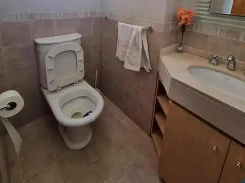 EN VENTA EN CASEROS SEMIPISO DE 5 AMBIENTES EN 10MO PISO - FICHA 10191