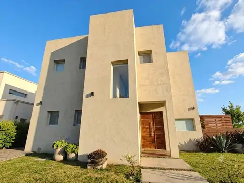 Casa en Venta en Pilar del Este - Santa Lucia, USD 178.900